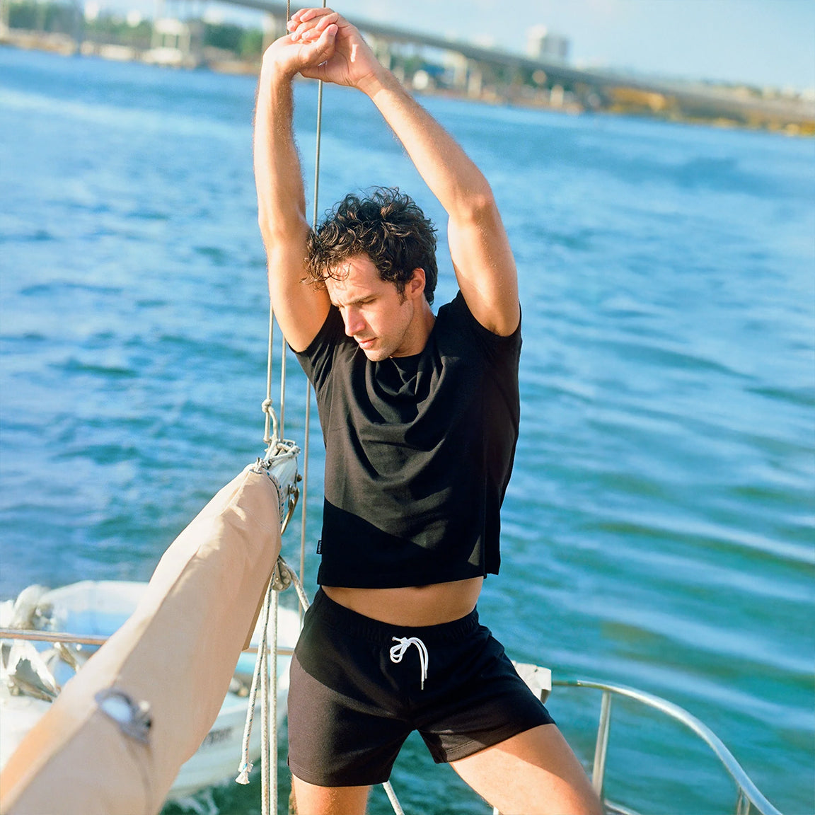 black-untucked-tee-3